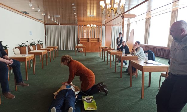 Provedena edukacija „Osnovno održavanje života uz upotrebu automatskog vanjskog defibrilatora“ za zaposlenike Nacionalnog parka „Plitvička jezera“